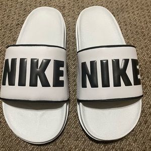 Never worn!! Nike Offcourt Men’s slides
